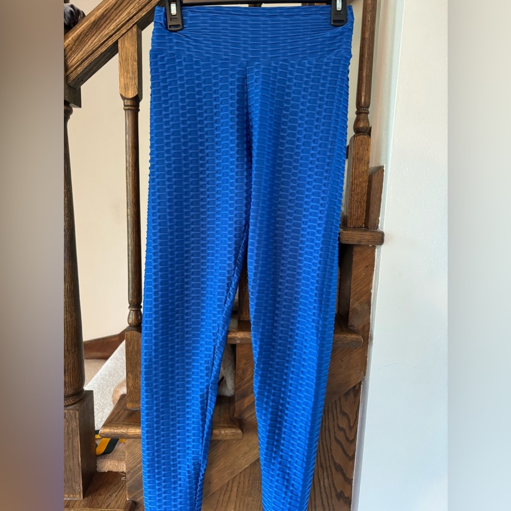 Blue leggings with cinch in butt